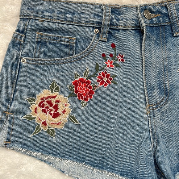 Women Jean short forever 21 ( USED )with beautiful flowers 💐 - Picture 3 of 7